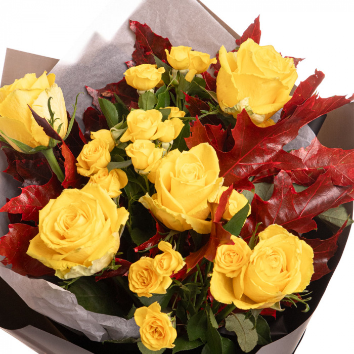 Detaliu de aproape cu florile din Buchet trandafiri galbeni Autumn Love, varianta Deluxe, compus din 5 trandafiri galbeni, 3 trandafiri ramificati galbeni si 2 crengute de quercus