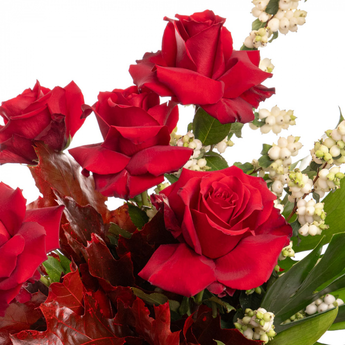 Detaliu de aproape cu florile din Buchet de trandafiri rosii Fall in Love, varianta Deluxe, compus din 5 trandafiri rosii, 2 ramuri de symphoricarpus, 3 frunze de quercus si 2 frunze de monstera