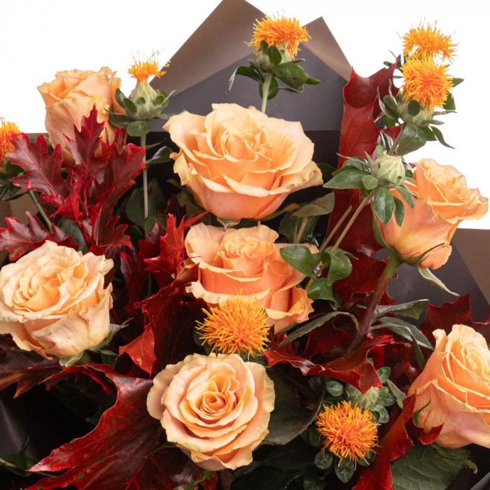 Detaliu de aproape cu florile din Buchet de toamna cu trandafiri portocalii, varianta Deluxe, compus din 3 flori de chartamus, 7 trandafiri portocalii si 2 ramuri de quercus