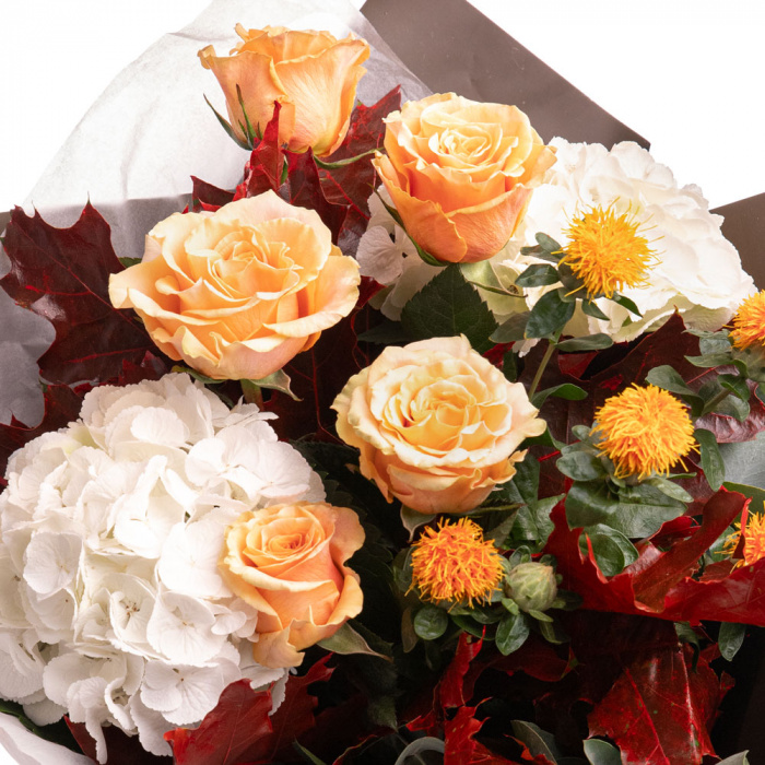 Detaliu de aproape cu florile din Un buchet de toamna, varianta Deluxe, compus din 2 hortensii, 5 trandafiri portocalii, 2 crengute de quercus, 2 fire de carthamus si 1 crenguta de eucalipt