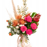 Vedere de ansamblu a produsului Buchet de toamna exotic, varianta Standard, compus din 2 frunze de monstera, 2 fire de pampas, 2 crengute de symphoricarpos, 3 flori de leucospermum, 2 flori de carthamus, 4 trandafiri Pink Floyd, 3 trandafiri ramificati albi si 2 crengute de quercus