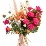 Vedere de ansamblu a produsului Buchet de toamna exotic, varianta Premium, compus din 2 frunze de monstera, 2 fire de pampas, 2 crengute de symphoricarpos, 3 flori de leucospermum, 4 flori de carthamus, 8 trandafiri Pink Floyd, 3 trandafiri ramificati albi si 2 crengute de quercus