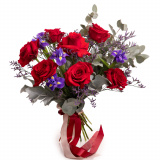 Buchet Standard cu 7 trandafiri rosii, 4 irisi mov, eucalipt si limonium, vedere de ansamblu