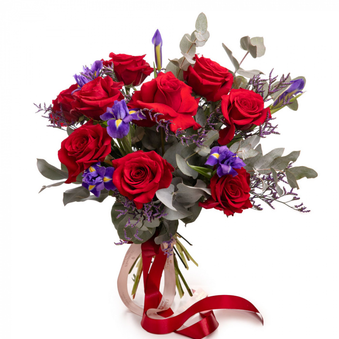 Buchet Deluxe cu 9 trandafiri rosii, 6 irisi mov si eucalipt, vedere de ansamblu