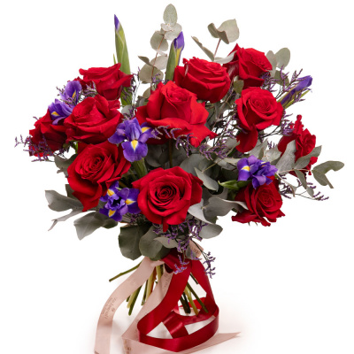 Buchet Premium cu 11 trandafiri rosii, 8 irisi mov, limonium si eucalipt, vedere de ansamblu
