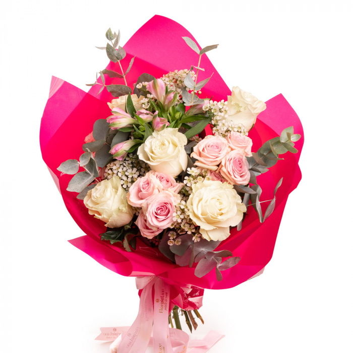 Buchet Deluxe cu 5 trandafiri albi, 3 trandafiri ramificati roz si eucalipt, vedere de ansamblu